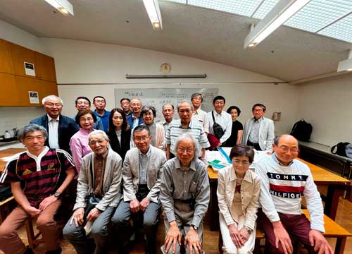 藪野先生を囲んで参加者一同