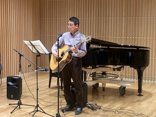 平野さんによるギター弾き語り
